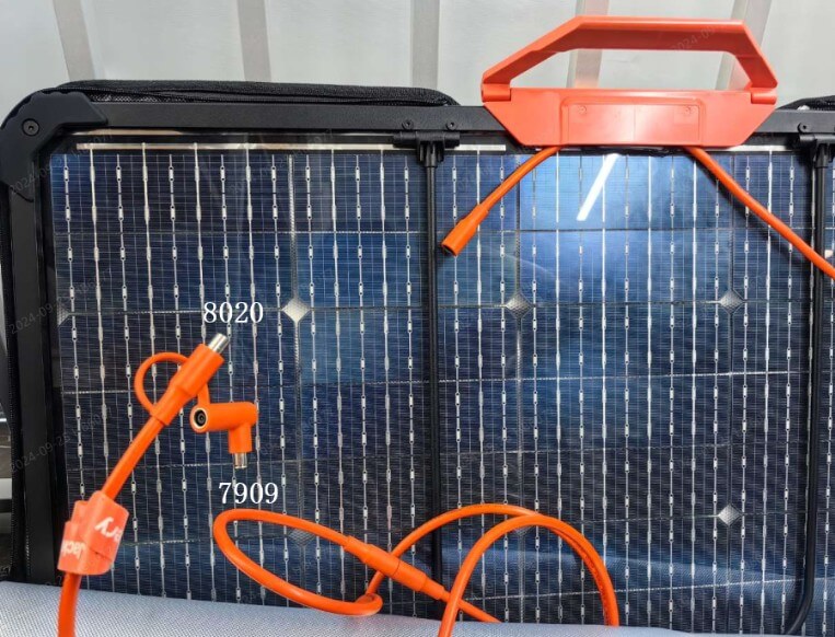 公式サイトより引用、ソーラーパネルの裏側と端子の画像。