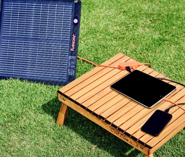 公式サイトの
ソーラーパネルからスマホの直充電画像