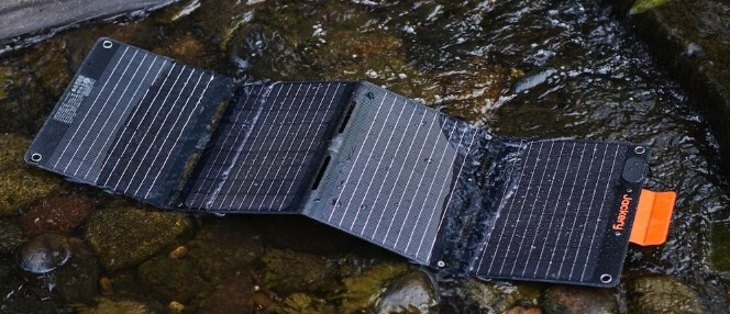 公式サイトより：Jackery ソーラーパネルIP68防水（waterproof solar panel）の説明画像、ソーラーパネルが川で濡れている