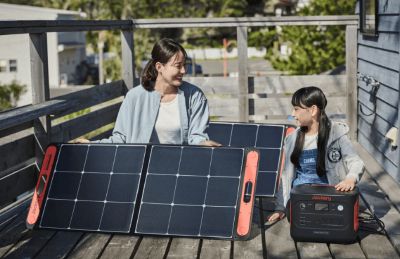 女性と子供がソーラーパネルをセッチングしたところ